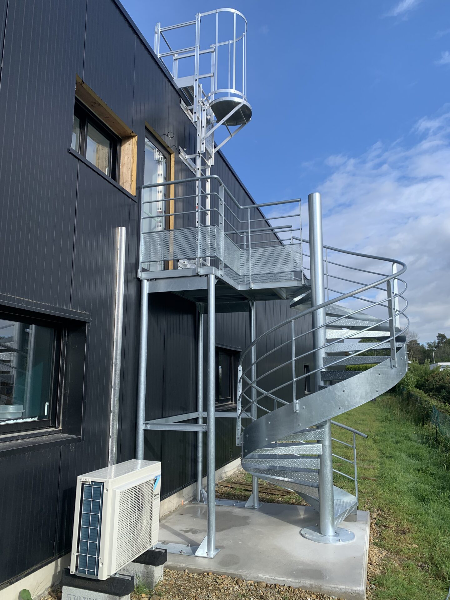 Smio Metallerie Fougeres ESCALIER HELICOIDALE ECHELLE A CRINOLINE POSEES