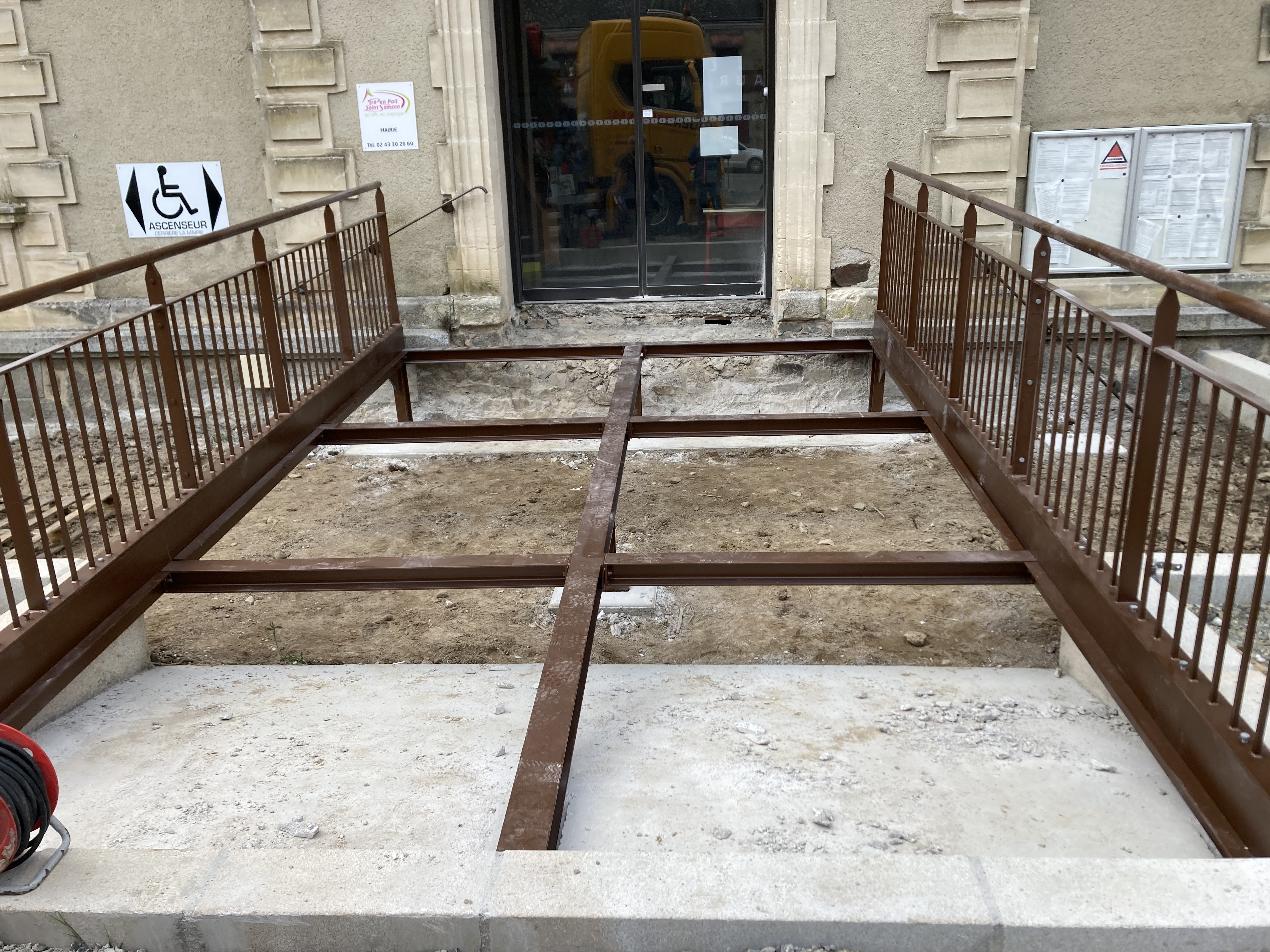 Smio Metallerie Fougeres PASSERELLE METALLIQUE EN COURS DE MONTAGE