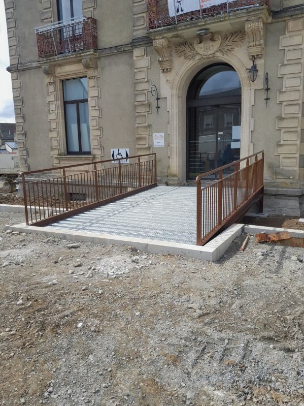 Smio Metallerie Fougeres PASSERELLE METALLIQUE POSEE